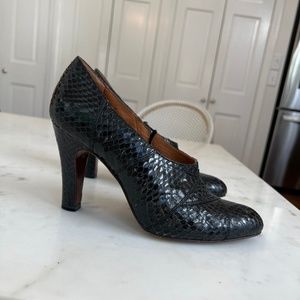 Frye Black Snakeskin pumps- size 7.5